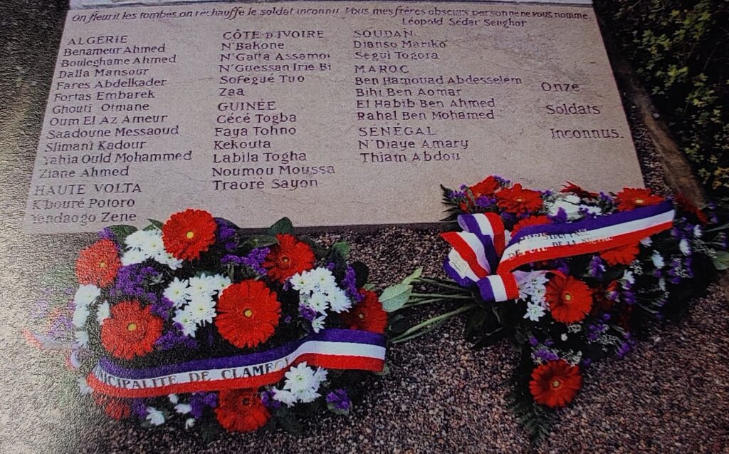 Photo d'une autre plaque commémorative installée à Clamecy, sur laquelle on peut lire les noms de soldats des colonies morts pendant la guerre, ainsi qu'une magnifique citation de Léopold Sédar Senghor : "On fleurit les tombes, on réchauffe le soldat inconnu. Vous, mes frères obscurs, personne ne vous nomme."